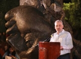 Inaugura Bedolla exposición «Tres Cabezas» en Jiquilpan