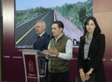 Van por rehabilitación de más de mil kilómetros de carreteras en Michoacán, en 2023 El titular de la Secretaría de Comunicaciones y obras Públicas, Rogelio Zarazúa Sánchez, anunció que en 2023 se pretende rehabilitar mil 200 kilómetros de caminos y carreteras en el estado, para lo cual se contarán con recursos del programa Obras Multianuales. En conferencia de prensa, señaló que esto se sumará a la intervención realizada en 2022, la cual aún no concluye, por lo que serán en total, hasta 2 mil kilómetros los que estarán rehabilitados al 2024. “Queremos poner en el centro de la obra pública a las personas. Es una concepción distinta, no es nada más concreto, asfalto. Todo tiene un mensaje y tiene una característica, que es para brindar acceso a servicios públicos y mejor conectividad en el estado”, expresó. Zarazúa Sánchez refirió que entre las 18 intervenciones que se han concretado, se encuentran caminos como Zacapu – Villachuato, San ángel Zurumucapio – Ziracuaretiro, El Correo – Lagunillas, entre otras, y en proceso, dijo, están las carreteras Apatzingán – Aguililla, Jacona – Los Reyes, Peribán – Buenavista y Aranza – Cheranástico.