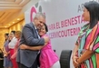 Bedolla entrega apoyos a mujeres que padecen cáncer; “no están solas”, alienta el gobernador