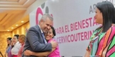 Bedolla entrega apoyos a mujeres que padecen cáncer; “no están solas”, alienta el gobernador