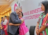Bedolla entrega apoyos a mujeres que padecen cáncer; “no están solas”, alienta el gobernador