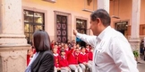 Entrega Nacho Campos mobiliario y material didáctico a la primaria Juan Delgado