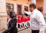 Entrega Nacho Campos mobiliario y material didáctico a la primaria Juan Delgado