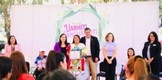 Entrega Nacho Campos Presea Uarhiti Janguarhiti a María Guadalupe Vega Alfaro
