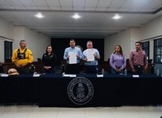 Firma Nacho Campos convenio para construir campamento para guardabosques