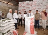 Productores de Ario, Nuevo Urecho y Salvador Escalante reciben fertilizante del Gobernador