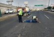 Mujer motociclista queda herida tras chocar contra combi en el periférico de Morelia