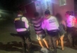 Encapuchados levantan a un joven y posteriormente lo abandonan golpeado