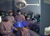 Moderno equipo de radioterapia para atender a personas con cáncer
