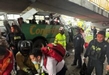Camión de pasajeros choca contra puente peatonal en Morelia; hay varios heridos