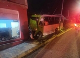 Camión choca contra negocio en la colonia Colinas del Sur, Morelia