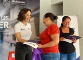 Entregan a mujeres de Ecuandureo 400 mil pesos en créditos