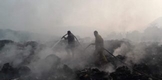 BOMBEROS TRABAJAN PARA CONTROLAR INCENDIO EN BASURERO DE TANGAMANDAPIO