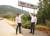INAUGURA BEDOLLA PUENTE LA CUIRLA; OBRA QUE CONECTA A 8 COMUNIDADES DE AQUILA