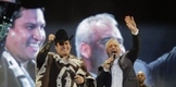 Regala Bedolla gabán de lana michoacano a Julión Álvarez