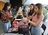 CONOCE EL TALENTO DE JÓVENES EMPRENDEDORAS EN ESTE BAZAR DEL FESTIVAL JALO