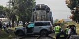 CAMIONETA ES IMPACTADA POR EL TREN EN MORELIA