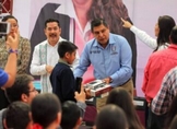 ENTREGAN NACHO CAMPOS Y GABY MOLINA EQUIPAMIENTO A PLANTELES DE URUAPAN