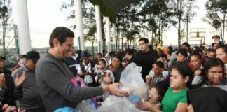 Celebra Alfonso Martínez, Día de Reyes con niñas y niños del Norte de Morelia