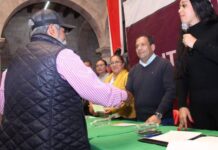 Entrega Bladimir González y Semigrante visas y pasaportes en Tarímbaro