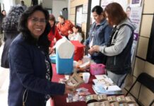 PARTICIPAN MUJERES CON CÁNCER EN EL MERCADITO ROSA