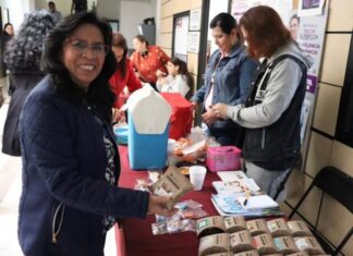 PARTICIPAN MUJERES CON CÁNCER EN EL MERCADITO ROSA