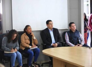 NACHO CAMPOS ATIENDE A COMERCIANTES DEL MERCADO TARIÁCURI