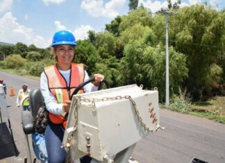 PERLA DANIELA SE LA RIFA EN LA RECONSTRUCCIÓN DE CARRETERAS