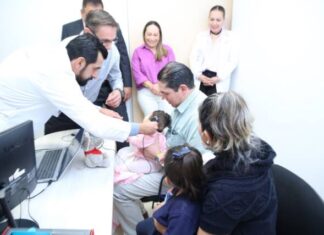 VEINTE MENORES ESCUCHAN POR PRIMERA VEZ TRAS IMPLANTE COCLEAR: SSM Y DIF