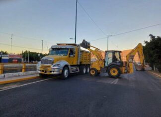 SCOP atiende desprendimiento de material en Distribuidor Morelos