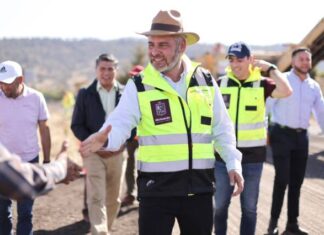 Supervisa Bedolla rehabilitación carretera en región Oriente