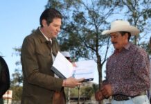 Brinda Alfonso Martínez certeza jurídica a vecinos de el Ejido La Boruca
