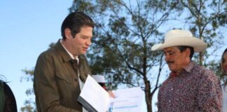 Brinda Alfonso Martínez certeza jurídica a vecinos de el Ejido La Boruca