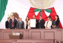 EN ARIO DE ROSALES, FACULTAD DE DERECHO RECIBE PRESEA «PRIMER TRIBUANAL DE JUSTICIA»