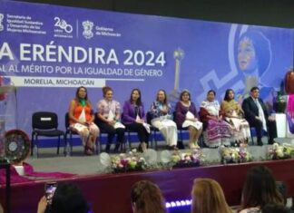 ENTREGAN PRESEA ERÉNDIRA A MICHOACANAS SOBRESALIENTES