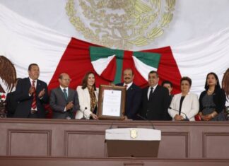El nicolaicismo está vivo y de pie: recibe la Facultad de Derecho la presea “Primer Supremo Tribunal de Justicia para la América Mexicana, Ario 1815”