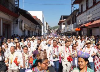 Uruapan se llena de color e identidad con el Tianguis Artesanal de Domingo de Ramos