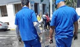 OOAPAS REPARA FUGA EN ALCANTARILLA