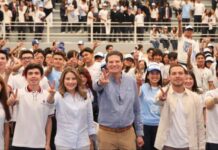 JÓVENES ARROPAN CON SU ALEGRÍA Y ENTUSIASMO A ALFONSO
