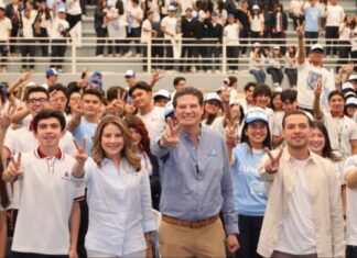 JÓVENES ARROPAN CON SU ALEGRÍA Y ENTUSIASMO A ALFONSO