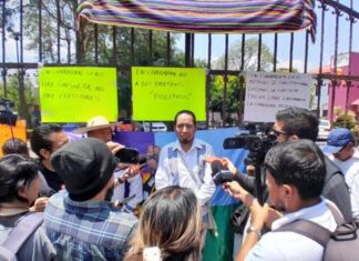 Comuneros de Charapan se manifiestan en instalaciones del IEM