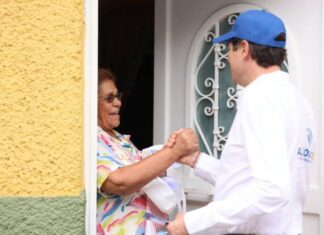 En tianguis de Morelia, Alfonso recibe apoyo de comerciantes y vecinos