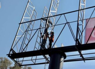 Retira Zoo de Morelia estructura de espectaculares