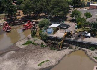 Maquinaria pesada retira azolve en el lago de Pátzcuaro