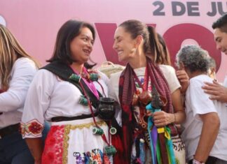 Eréndira Isauro acompaña a Sheinbaum al recibir bastón de mando