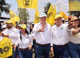 Desfila Alfonso Martínez en Tacícuaro arropado por cientos de personas