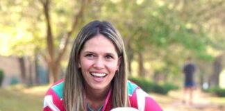 Daniela De Los Santos Torres Firma Agenda Animalista en Evento Familiar