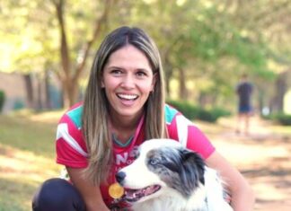 Daniela De Los Santos Torres Firma Agenda Animalista en Evento Familiar