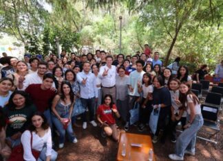 Estudiantes de la UNLA reciben a Alfonso para escuchar su proyecto por Morelia
