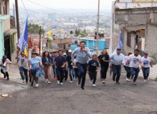Alfonso escucha y suma a vecinos de Lomas del Punhuato